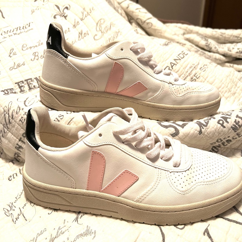 VEJA  tennis shoe